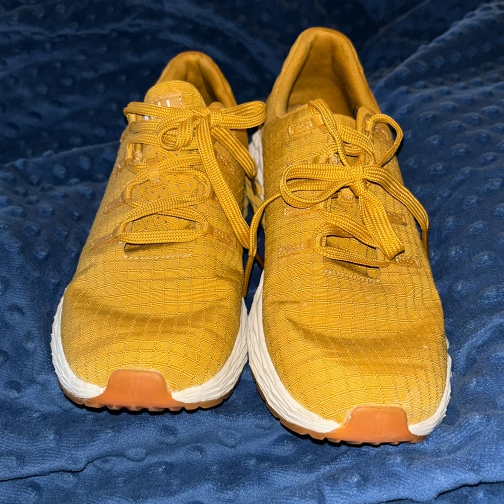 Nobull Ripstop Runner Honey Mustard size 8 women’s